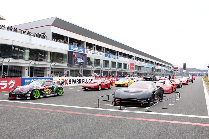 「モーターファンフェスタ」の目玉イベントのひとつがホームストレートでの「グリッドウオーク」。レースのスタート時のように、80台を超える新旧の名車やレーシングカーなどがずらりと並ぶさまは、まさに圧巻のひと言。“フロントロー”はD1GP参戦車の「GRスープラ」(左)とアストンマーティンのサーキット専用車「ヴァルカン」(右)だ。