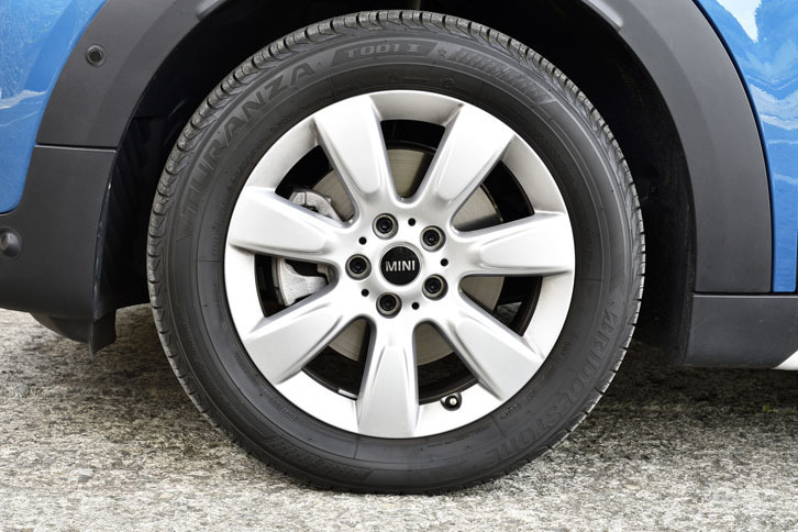 タイヤサイズは前後とも225/55R17。試乗車には「ブリヂストン・トランザT001」タイヤが装着されていた。