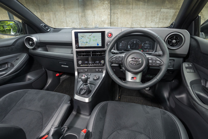 運転席側のダッシュボードがググッとせり出し、スタンダードな「ヤリス」とは別物に。これもモータースポーツの現場からのフィードバックに基づく進化であり、シートベルトでシートにくくり付けられてもスイッチ類に手が届きやすくなった。