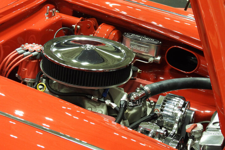 エンジンにはシボレーパフォーマンスが販売する“クレートモーター”の「ZZ6」(5.7リッターV8)を搭載。メーカーが新品状態のエンジンを市販してくれるなんて、うらやましい限り。木箱に入って送られてくるからクレート(CRATE=木箱)モーターと呼ばれるのだそうな。