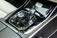 iDriveのダイヤルとシフトセレクターはクリスタルガラス製。ドライブモードセレクターの「コンフォート」の後ろが空き地になっているのは、アルピナ専用の「コンフォートプラス」を加えるとドライブモードの個数の上限を超えてしまうため、やむなく「エコ」を割愛しているためとのこと。