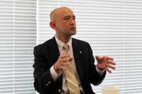 続いて「ノート」のチーフエンジニアを務める小宮 哲氏が、「e-POWER」の狙いについて説明。モーター駆動ならではの走行感覚や、充電が要らないことなど、同パワープラントの特徴をあらためて語った。