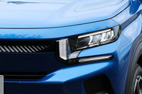 3つのセグメントに分割されたヘッドランプが新世代のシトロエンデザインを表現。1本の太い垂直のラインと、細い上下に入れられたラインとでデイタイムランニングランプを構成している。