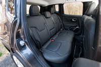 リアシートは座面、背もたれとも全体的にフラットな形状が特徴。センターの背もたれを倒すとカップホルダー付きアームレストが現れる。