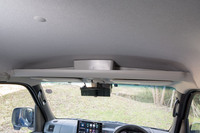 収納スペースの充実ぶりもこのクルマの特徴。ドリンクホルダーやドアポケット、ダッシュボードトレーなどに加え、天井にはオーバーヘッドシェルフも備わる。