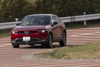 「MX-30」にはFF車と4WD車がラインナップされており、今回は後者に試乗した。トランスミッションは6段ATのみとなる。