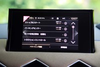 センターのタッチスクリーンの表示もアールデコ様式をモチーフとしたもの。全体の大きさに対して表示領域がだいぶ小さく見えるのはごあいきょう。