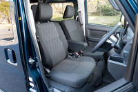 運転環境については、シートに調整幅220mmのスライド機構や若干のリクライニング機構は備わるものの、ステアリング側にチルトやテレスコピックといった調整機構はない。人によっては、適切なドライビングポジションをとるのに難儀するかもしれない。