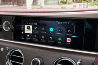 「SPIRIT(スピリット)」 と呼ばれるデジタルアーキテクチャーの採用もトピックのひとつ。車内でもリモートでも対話に近いかたちでの音声操作が可能なほか、ロールス独自のアプリ「Whispers」を介して、さまざまな情報を得、サービスを受けることができる。