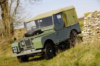 1948年に登場した「ランドローバー(シリーズI)」。「ローバーP3」をベースに開発された四輪駆動車で、耐食性の高さや応急処置のしやすさを考慮し、ボディーパネルにはアルミが使われた。