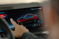 新しいBMWオペレーティングシステムOS 8.5が採用された「BMWインテリジェントパーソナルアシスタント」を搭載。直感的で快適な操作を提供すると紹介される。