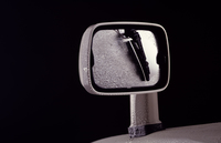 1981年「日産レパード」に用意された世界初のワイパー付きフェンダーミラー。晴天時にはワイパーブレードがかえって邪魔かも?