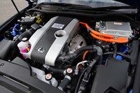 「IS300h“Fスポーツ”」のパワーユニットは、2.5リッター直4エンジンと電気モーターを組み合わせたハイブリッドシステム「THS II」を採用。システム全体では220psを発生する。