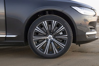 試乗車は前後とも255/40R19サイズの「コンチネンタル・スポーツコンタクト5」タイヤを装着。「B6 AWDインスクリプション」では、写真の「ダイヤモンドカット/ブラック」カラー10スポークデザインホイールが標準装備となる。砂浜を行く千里浜なぎさドライブウェイにおいても、4輪駆動システムによる安定した走りが味わえた。