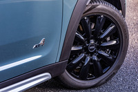 「クーパーSDクロスオーバーALL4」は225/50R18サイズのタイヤが標準。今回の試乗車には同サイズの「ピレリ・チントゥラートP7」タイヤに、オプションの「ピンスポーク ブラック」ホイールが組み合わされていた。
