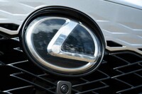 グリル内にレイアウトされた「L」のエンブレム。センサー内蔵のため熱線が仕込まれている。