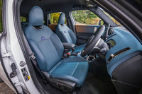 今回の試乗車では「べスキンダークぺトロール」と呼ばれるブルーのインテリアカラーが選択されていた。スポーティーなデザインの「ジョンクーパーワークスシート」は、22万6000円の有償オプション「フェイバードトリム」に含まれるアイテム。