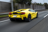4リッターV8ツインターボエンジンと3基(前:2基、後ろ:1基)のモーターを合わせたシステム出力は920PS。0-100km/h加速は2.7秒とされる。