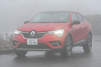 霧にむせぶ伊豆スカイラインで。「アルカナ アントラクトE-TECHフルハイブリッド」の走りは頼もしいが、天候の都合による前方視界の悪さばかりはいかんともしがたく……。