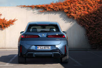 新型「iX3」のリアまわり。「ビジョン ノイエクラッセX」由来のヘッドランプの意匠が目を引く。