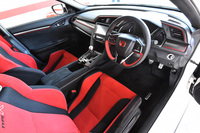 赤と黒を基調とし、レーシーなイメージでまとめられた「タイプR」のインテリア。6段MTには新機構レブマッチシステムを搭載する。