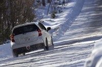 雪の積もった路面でもまったく不安を感じさせなかった「ノートe-POWER NISMO」。写真のような急勾配でもグイグイと登った。