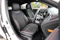 「AMGライン」に含まれる合成皮革のシート。標準仕様のシート表皮には、ペットボトルからのリサイクル原料でつくられたファブリックが用いられている。