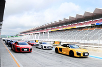 富士スピードウェイのピットにずらりと並んだ「R8クーペ V10プラス5.2 FSIクワトロ」。コースインの時を待つ。