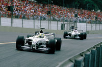 BMWとのコラボ初年度に当たる2000年のブラジルGPにて、ラルフ・シューマッハー(手前)とジェンソン・バトン(奥)がドライブする「FW22」。
