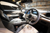 海を自由に泳ぐイルカを表現したと紹介される「ドルフィン」の内外装デザイン。デフロスターの吹き出し口に波をモチーフにした意匠を採用するなど、細かな造形にも工夫が施されている。