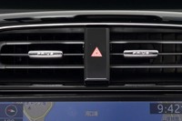 エアコンルーバーのツマミには、「PRIUS」ロゴがデザインされている。
