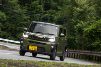 「タフト」の最低地上高は全仕様共通で190mm。FF車にも、ぬかるんだ道や凹凸路での走行を支援する「グリップサポート制御」を採用するなど、悪路走行にも配慮がなされている。