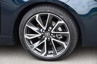 「カローラハッチバック」(仮称)の18インチアルミホイール。タイヤはダンロップの「SP SPORT MAXX 050」。