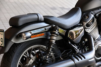 ライダーズシートのシート高は715mm。「ナイトスター スペシャル」では、パッセンジャー用のシートとフットペグも標準装備される。