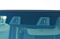 新型「ハスラー」の運転支援/予防安全システムのセンサーには、ステレオカメラが用いられている。(写真:webCG)