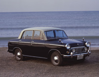 これも佐藤氏の代表作である初代「ダットサン・ブルーバード」(310)。太田さんが日産に入社し、佐藤氏が率いていた設計部造形課に配属された4カ月後の1959年8月に発売された。