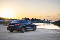 リアから見ると、2分割のディフューザーとリアコンビランプがリニューアルされていることに気づく。「S3」では「セダン」も「スポーツバック」も荷室容量が325リッターとなる。