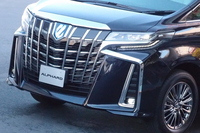 「トヨタ・アルファード」もまた、「押しの強い顔」ですぐ連想されるクルマのひとつだろう。そのデザインは、威風堂々たるミニバンを求める多くのユーザーに支持されている。