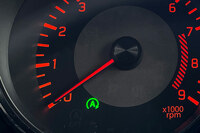 今回の改良では、AT仕様に続きMT仕様にもアイドリングストップ機構を採用。シフトをニュートラルにし、クラッチペダルから足を離すとエンジンが停止する。