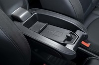 スマートフォンのワイヤレスチャージ機能はオプションの「デジタルパッケージプラス」に含まれている。センターアームレストの内部に搭載されるところがユニークだ。