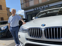 創業者のリヴィオ・フロリンディさんは1948年生まれ。「BMW X3」とともに。