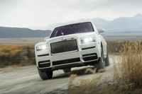 「カリナン」の最高速度は250km/h。電子制御リミッターで制限されている。