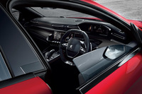 プジョー車ではおなじみとなった、ステアリングホイールの上からメーターパネルを見渡すi-Cockpitが採用された「508」のインテリア。インフォテインメントシステムや先進運転支援システムも、フラッグシップモデルにふさわしい充実したものになっている。