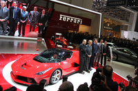 2013年、フェラーリのスペシャルモデル「ラ・フェラーリ」がデビューした際のカット。ルカ・ディ・モンテゼーモロやジョン・エルカンらとともに。