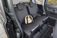 「マルチユースフラップ」を上にはね上げると荷物のストッパーとして機能。横方向の移動はセンターアームレストが抑えてくれる。