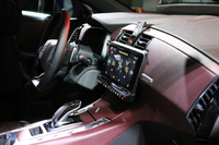 ナッパレザーに包まれた「DS 7クロスバック」のインテリア。センターの時計はB.R.M.製。その真下にはモダンなディスプレイが。