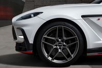 アストンマーティンが「DBX S」を発表 最高出力727PSのハイパフォーマンスSUVの画像