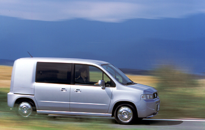 【スペック】全長×全幅×全高=4110×1695×1740mm/ホイールベース=2740mm/車重=1260kg/駆動方式=FF/1.5リッター直4SOHC16バルブ(110ps/5800rpm、14.6kgm/4800rpm)/車両本体価格(W)=149.9万円(テスト車=189.4万円/DVDナビゲーションシステム/HIDヘッドランプ/Cキット−プレイングボード付きカーゴ+クォーターリッド+カーゴネット+AC100V電源+後席アンダートレイ/Lパッケージ)