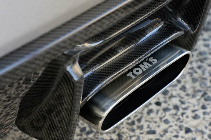 排気系には「トムス・バレル」と呼ばれるTOM'S自製のエキゾーストシステムを採用。テールパイプの上面には「TOM'S」のロゴがあしらわれる。