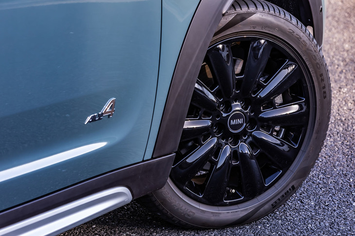 「クーパーSDクロスオーバーALL4」は225/50R18サイズのタイヤが標準。今回の試乗車には同サイズの「ピレリ・チントゥラートP7」タイヤに、オプションの「ピンスポーク ブラック」ホイールが組み合わされていた。
